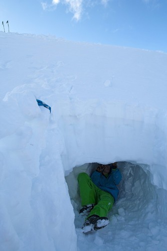 Immer tiefer geht's rein! Eine Schneehöhle für zwei Personen misst etwa 2,5 m Länge, 1,8 m Breite und 1,5m Höhe.