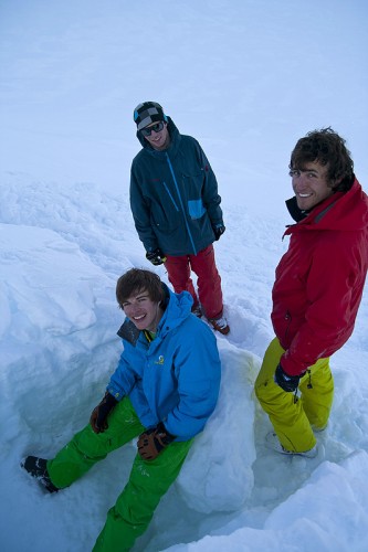 Anpacken Burschen! Beim Bau einer Scheehöhle schaufelt das ganze Team.