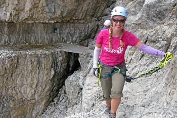 Die meisten Klettersteige rund um die Drei Zinnen verlaufen oft fast waagrecht auf in den Stein gesprengten Felsbändern. | Foto: Monika Huber