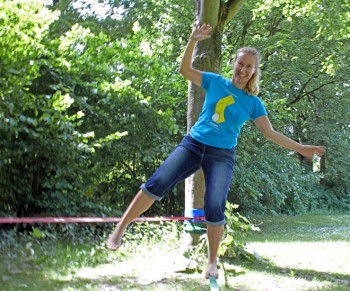 Die ersten Schritte auf der Slackline sind eine ausgesprochen wackelige Angelegenheit. Spaß macht's trotzdem!