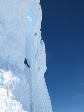 Ein Kletterer in einer Eiswand des Cerro Torre