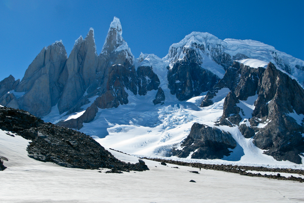 Granitfelsen des Cerro Torre mit Schnee bedeckt bei blauem Himmel