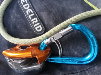Die ideale Kombination zum Sportklettern. Hier darf ein ordentlicher Sicherungskarabiner nicht fehlen. Getestet wurde der Edelrid HMS Strike Safelock mit dem Grigri2