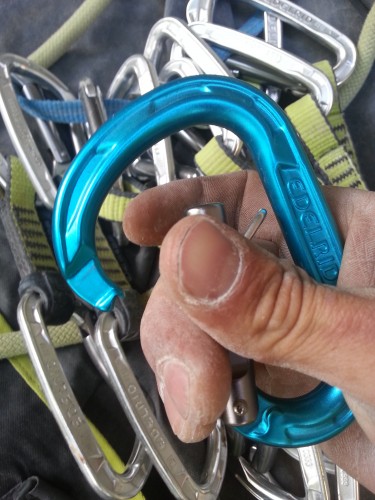 Geöffnet bleibt der Edelrid Strike Safelock nicht, denn die gespannte Feder drückt den Schnapper und seinen Verschluss sofort wieder in den geschlossenen Zustand.