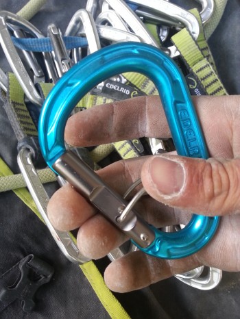 Das Handling ist etwas gewöhungsbedürftig, aber so hat es bei mir mit einer Hand schnell geklappt den Karabiner zu bedienen.