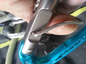 Die Feder gleitet in eine Vertiefung gegenüber. Das kompakte Design des Edelrid HMS Strike Safelock ist perfekt abgestimmt.