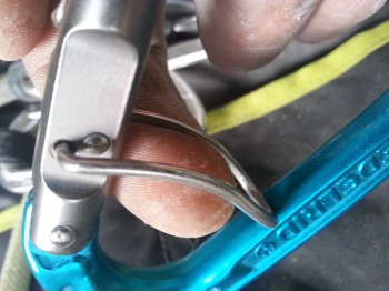 Die Feder ist am Schnapper angebracht. Die Feder sichert den Schnapper und sorgt gleichzietig für die Positionierung des Edelrid HMS Strike Safelock Karabiners beim Sichern. | Foto: Martin Hanke