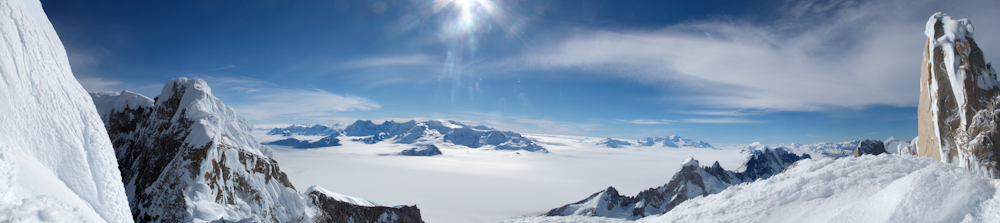 Landschaft aus Eis, Fels und Schnee - Blick vom Gipfel des Cerro Torre