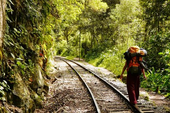 Auf den Gleisen geht es im letzten Abschnitt nach Machu Picchu.