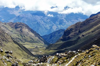 Technisch ist der Salkantay-Pass zwar anspruchslos, aber beeindruckend. Blick ins Tal Richtung Chaullay.