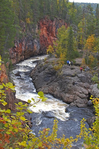 Der Wasserfall Kiutaköngäs zählt zu den Sehenswürdigkeiten entlang der Bärenrunde. | Foto: Visit Finland