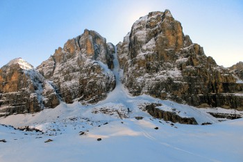 Klassischer Bergsteiger-Traum in Fels und Eis: Die Cima Tosa (3.173 Meter) mit der Nordeisrinne Canalone Neri.