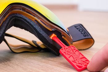 Die simple Möglichkeit der Anpassung der Passform durch einen Schraubendreher ermöglicht das Einstellen der Brille auf so gut wie jede Gesichtsform. | Foto: Franz Mösbauer