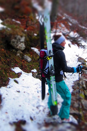 Auf der Suche nach dem Powder unterstützt der Deuter Freerider Pro mit drei Befestigungsmöglichkeiten für Ski oder Snowboard: hier die seitliche Halterung. | Foto: Anna Widmesser