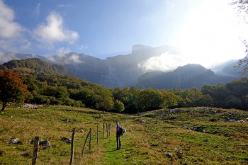 Vor uns taucht der Krn aus den Wolken auf. Bis zum Gipfel begegnen wir keiner Menschenseele.