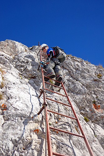 Über den Wolken beginnt der eigentliche Klettersteig und die Ausblicke lassen uns unsere Anstrengung rasch vergessen.