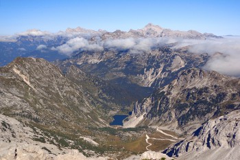 Bei sonnigem Wetter kann man sich kaum vorstellen, dass die Grenzregion in den Julischen Alpen zwischen Slowenien und Italien eine dunkle Geschichte hat: Hier wurden im Ersten Weltkrieg blutige Schlachten ausgetragen.