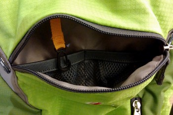 Praktische Details: Schlüsselclip und Netzfächer in der Fronttasche. | Foto: Vroni Heidrich