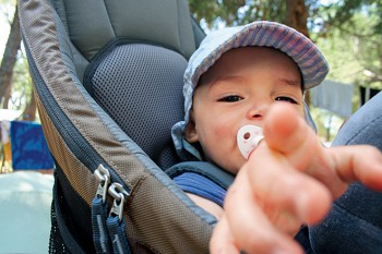 In der Kindertrage lässt es sich nicht nur super schlafen, sondern man hat auch einen tollen Überblick von oben und fühlt sich wie ein König. | Foto: Deuter/Miguel Tiblas