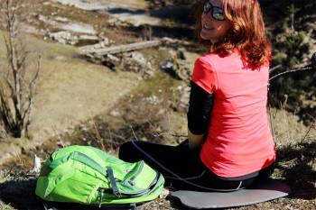 Eine Pause soll es sein? Die herausnehmbare Sitzmatte hält den Bike One während der Fahrt stabil und bewährt sich als Rastbank zum Mitnehmen. | Foto: Vroni Heidrich