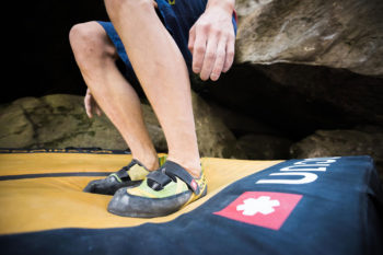 Mann springt auf Ocun Dominator Crashpad