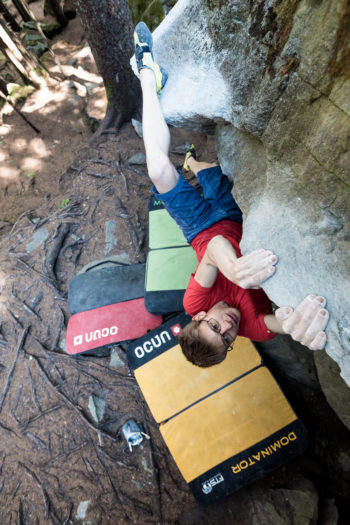 Mann beim Bouldern