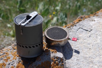 Kochereinheit und Ein-Liter-Topf: Der MSR Reactor Stove 1.0 l kommt unaufgeregt daher, ist aber eine echte Heizkanone. 