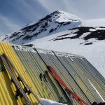 Beim Aufstieg zum Vulkan Lan&iacute;n sind rund 2.600 H&ouml;henmeter zu &uuml;berwinden. Eine &Uuml;bernachtung in einer der Biwakschachteln auf halber Strecke empfiehlt sich daher. | Foto: Lea Hartl