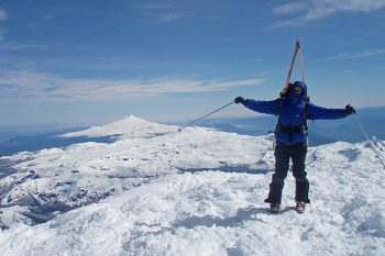 Eine der Top 5 Skitouren in Chile und Argentinien f&uuml;hrt auf den Gipfel des Lan&iacute;n. | Foto: Lea Hartl