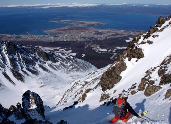 Eine der Rinnen in der Umgebung des Martial-Gletschers. Von oben hat man eine grandiose Aussicht auf Ushuaia und den Beagle-Kanal sowie die chilenischen Inseln auf der anderen Seite des Kanals. | Foto: Lea Hartl