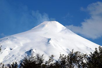 Der schneebedeckte Vulkan Villarica in Chile l&auml;dt f&ouml;rmlich zu einer Skitouren-Begehung ein. | Foto: Lea Hartl