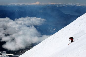 Auf Vulkane und Gletscher: Wer dem hiesigen Sommer entfliehen will oder ungeduldig auf den Winter wartet, findet in Chile und Argentinien von Juni bis Oktober zahlreiche attraktive Skitouren-M&ouml;glichkeiten. | Foto: Lea Hartl