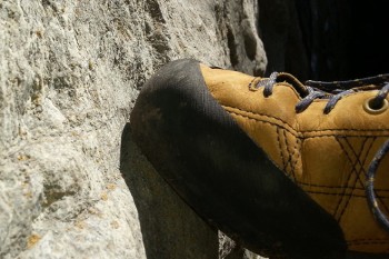 Die große Gummikappe macht den neuen adidas Five Ten Guide Tennie nicht nur bergtauglicher, sondern auch viel robuster und langlebiger. Die sonst so typische Schwachstelle bei Schuhen dieser Art gibt es hier nicht. | Foto: Martin Hanke