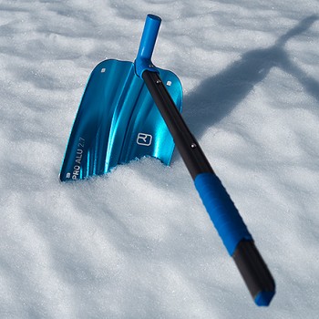 Die Pro Alu III ist die neueste Lawinenschaufel von Ortovox. Mit dem Ortovox Pocket Spike kann sie ganz einfach zu einem unterstützenden Tool umfunktioniert werden: Statt Schaufelkopf steckt man Stieldorn und Pickelhaue an den Schaufelstiel und fertig ist der innovative Eispickel. | Foto: Lea Hartl