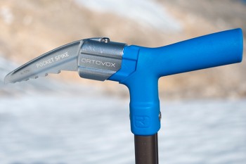 Der Ortovox Pocket Spike ersetzt kein Eisgerät oder DIN-normierten Eispickel, kann aber auf Skitour als zusätzliches Tool sehr nützlich sein - ohne nennenswertes Zusatzgewicht! | Foto: Lea Hartl