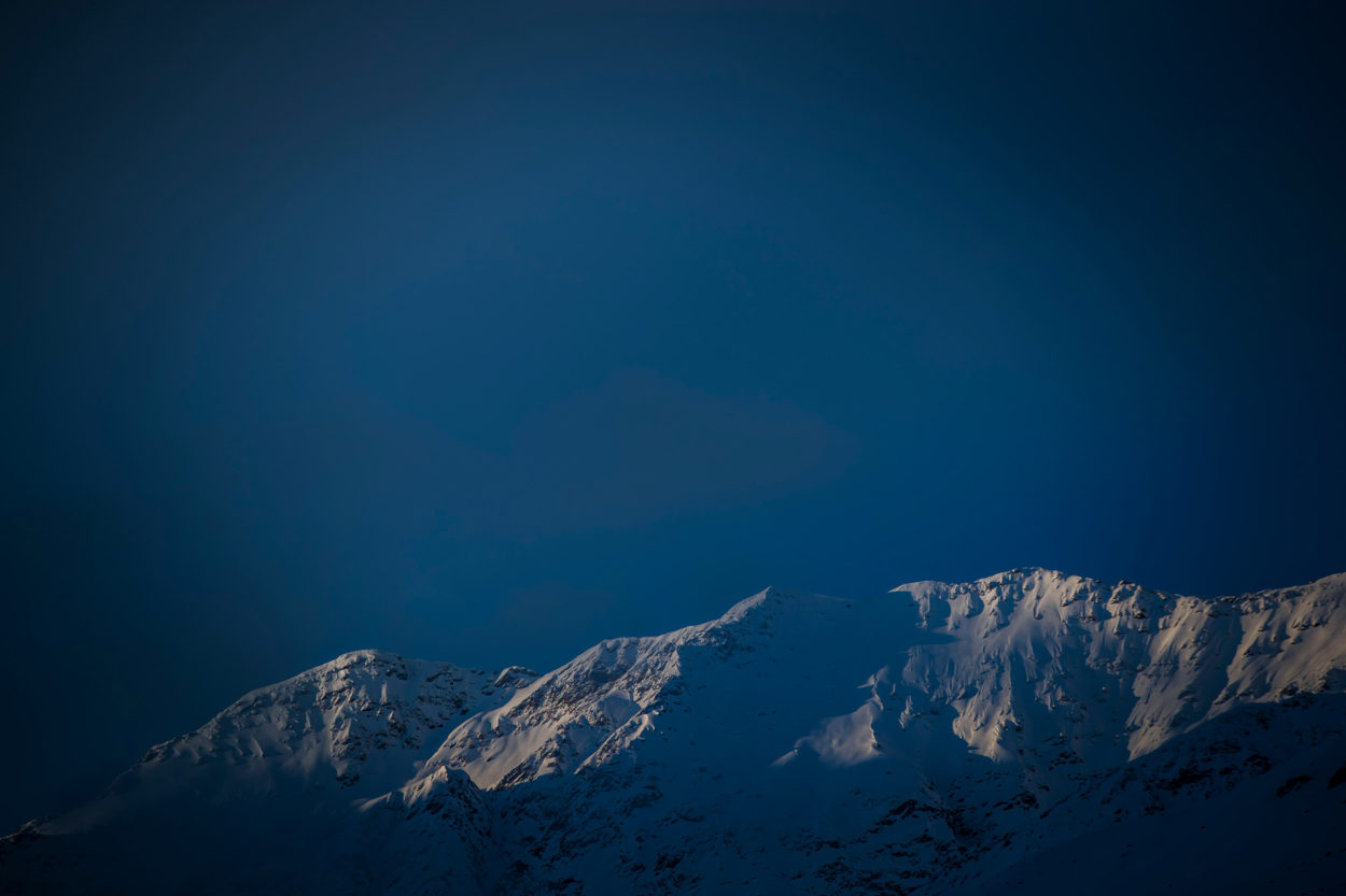 Der Berg als Risiko: Bergpanorama vor dunkelblauem Himmel