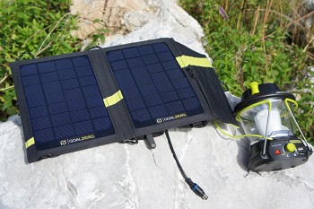 Das Goal Zero Neu 7 ist kompatibel mit verschiedenen Speichergeräten: So lässt sich zum Beispiel der integrierte Akku der Lighthouse 250 Lampe mit dem Solarpanel aufladen und später zum Laden anderer Geräte nutzen. | Foto: Uli Wittmann