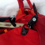 ... und Pickelhaue seitlich, geschützt im doppelten Geräteholster. | Foto: Markus Schindler