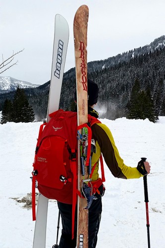 Ob Telemark- oder Tourenski, jegliche Bretter sind in der seitlichen Halterung am Osprey Variant 37 gut aufgehoben. | Foto: Archiv Markus Schindler