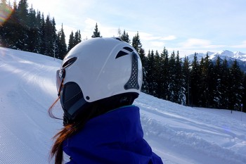 Der Uvex hlmt 300 ist auch mit einer Skibrille kompatibel. Dann l&auml;sst man das Visier einfach hochgeklappt. | Foto: Lisa K&uuml;hnert