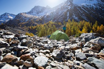Das Outdoor-Zelt ist ein zuverlässiger Begleiter - bei Sonnenschein und bei Regen. | Foto: Vaude/Moritz Attenberger