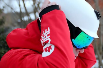 Das silikonbeschichtete Kopfband hält die Uvex Downhill 2000 Skibrille an der richtigen Stelle. | Foto: Philipp Koller