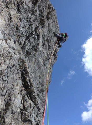 Inmitten in der Ostwand der Trettachspitze. So vielseitig und interessant wie eben der "Orientexpress"l&auml;sst es sich nach oben klettern. Aber Achtung, das ist kein Sonntagsausflug. Ohne Respekt und Gef&uuml;hl f&uuml;r den Berg kann hier einiges schief gehen. | Foto: Walter H&ouml;lzler