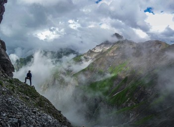 Am Einstieg der Erstbegehung "Orientexpress" an der Trettachspitze. Die Stimmung kennen andere, fr&uuml;here Generationen nur allzu gut. Der Berg hat seinen Namen unter Bergsteigern und Kletterern im Allg&auml;u nicht umsonst. | Foto: Walter H&ouml;lzler