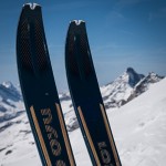 Mutet eher wie ein Sportwagen an - das Finish der Carbonoberfl&auml;che passt aber auch gut in die Schneeh&auml;nge. | Foto: Bernd Hassmann