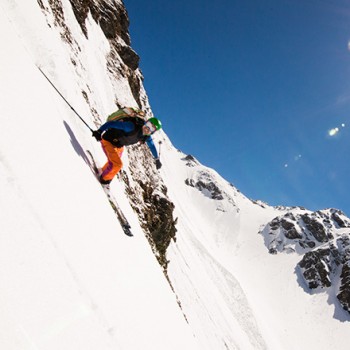 Der Dynafit Cho Oyu im Test bei der Abfahrt: Kantenhalt ohne Ende. Ein wenig Spitzenflattern beim Rocker tut nichts zur Sache und der Performance keinen Abbruch. Steiles Gel&auml;nde oder selbst Umspringen meistert der Ski tadellos. | Foto: Valentin Rapp