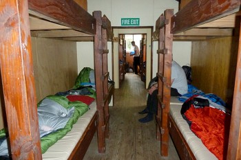 Die Hütten auf dem Kepler Track sind unbewirtschaftet. Essen und Geschirr sowie Schlafsack müssen mitgebracht werden. Hier die Moturau Hütte mit erstaunlich gemütlichen Betten. | Foto: Kirstin Schuchhardt