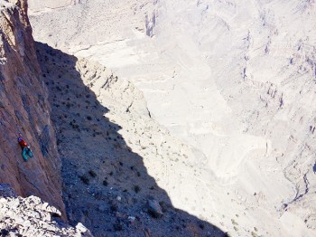 Klettern im Oman. Die karge Landschaft und die ausgesetztheit tragen zum besonderem Ambiente bei. | Foto: Benny Trautmann