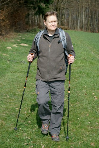 Unterwegs eine echte Hilfe: Die Leki Carbon Titanium AS Wanderstöcke. | Foto: Karl-Georg Müller