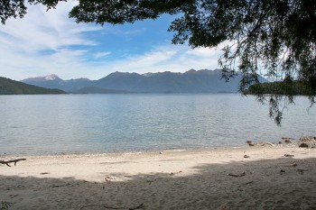 Am dritten Tag ist Karibik-Feeling angesagt: Der Strand des Lake Manapouri. | Foto: Archiv Schuchardt